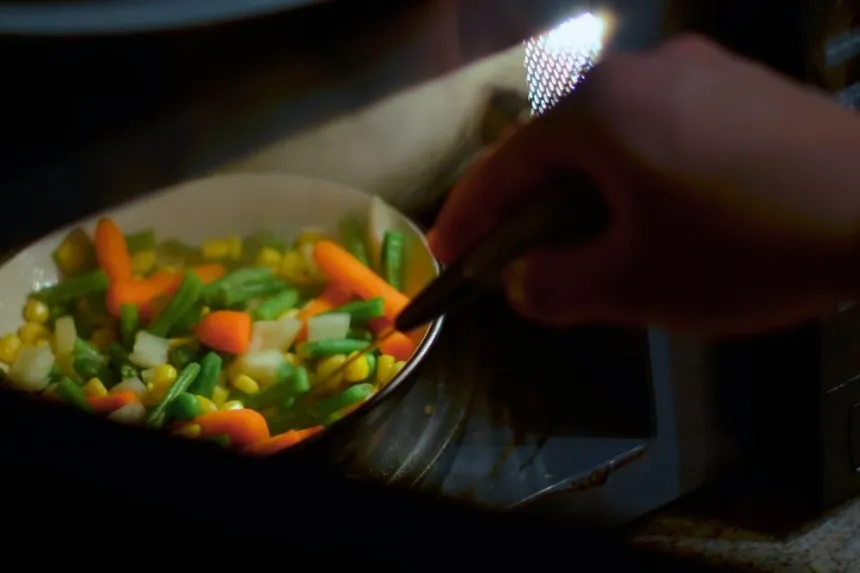 How to steam vegetables in the microwave easily.