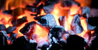 Cómo crear un fuego perfecto con carbón fácilmente
