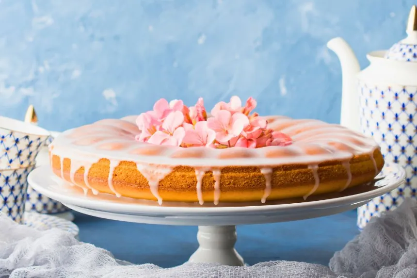 Cómo decorar un pastel con glaseado de crema batida