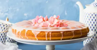 Cómo decorar un pastel con glaseado de crema batida