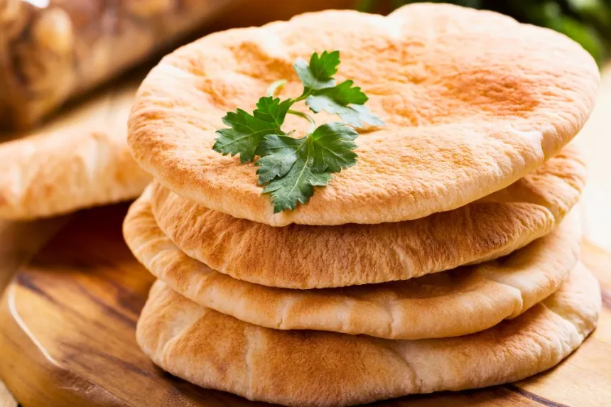 How to enjoy pita bread easily and deliciously.