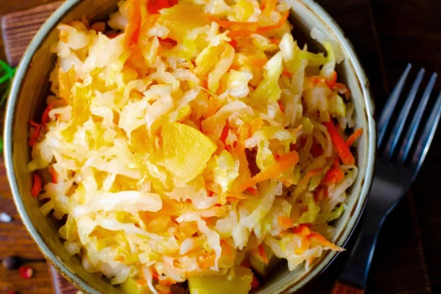 How to make homemade sauerkraut easily and quickly.