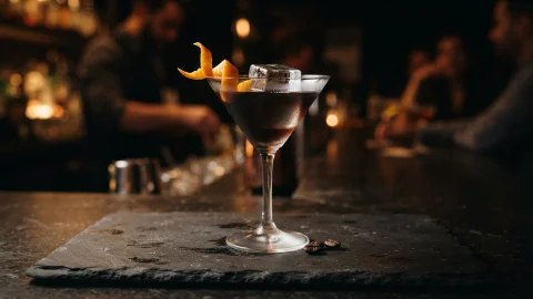 Black Pearl Cocktail: What It Is, What Alcohol It Has and Calories