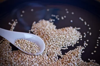 Receta de Ensalada de quinoa con lechuga y huevo