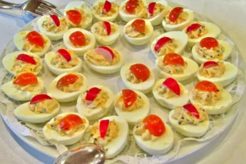 Recipe of Eggs stuffed with tuna with tomato and mayonnaise