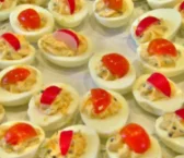 Recipe ng Mga itlog na pinalamanan ng tuna na may kamatis at mayonesa