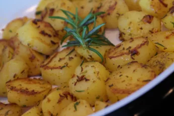 Recipe of New potatoes, fried in pistachio oil, bay leaf and rosemary