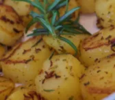 Recette de Pommes de terre nouvelles, frites dans de l'huile de pistache, du laurier et du romarin