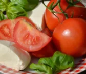 Receita de Salada de tomate com burrata e óleo de manjericão