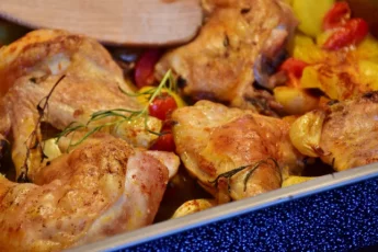 Recipe of Chicken samosas and tzatziki sauce.