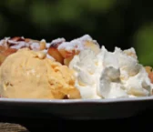Receta de Muffin de manzana, pasas y canela con crema.