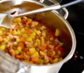 렌틸 콩을 곁들인 돼지 갈비, 매운 소시지. 요리 레시피