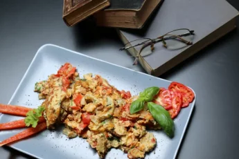 Recipe of Scrambled eggs with chanterelles, tomatoes and cheese