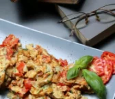 Receita de Ovos mexidos com chanterelles, tomate e queijo