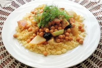 Recipe of Chickpeas with prawns and clams.