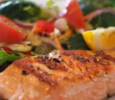 Recipe ng Salmon na may mga gulay at spearmint sa papilote
