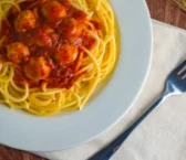 Recipe of Pasta with vegan meatballs and Hindu-style tomato sauce