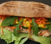 Recipe ng Dalawang-sangkap na hamburger na may wholemeal bread sa isang airfryer.
