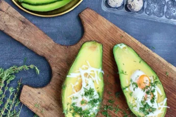 Recipe of Avocado with egg and crispy ham in airfrier.