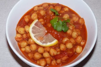 Recipe of Chickpeas with calamari (or potato) with tomato