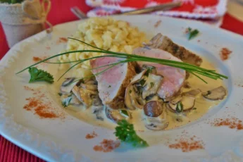 Recipe of Soy pork tenderloin with mushrooms and rice noodles.