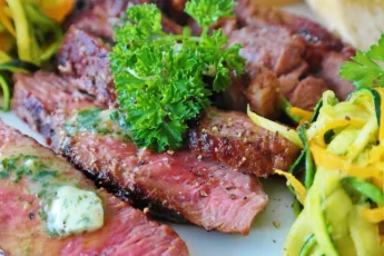 Recette de Courgettes farcies à la viande hachée et aux légumes.