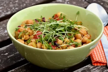Recipe of Truffled chickpeas with ribs and chanterelles.