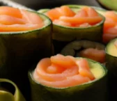 Recipe ng Pipino, salmon at avocado roll.