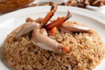 Recipe of Brown rice with rabbit and prawns.