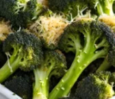 Receta de Brócoli Asado Crujiente con Parmesano