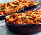 Recipe ng Mga eggplants na pinalamanan ng sarsa ng kamatis