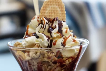チョコレートとアイスクリームのカップ のレシピ