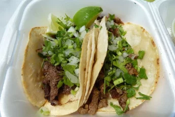 Recipe of Tacos stuffed with guacamole, pico de gallo and lentils