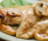 Recipe of Chicken breast with buttered mushrooms.