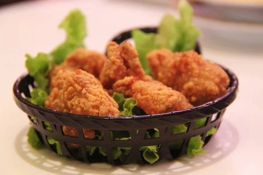 Receta de Alitas de pollo con una cama de papas fritas.