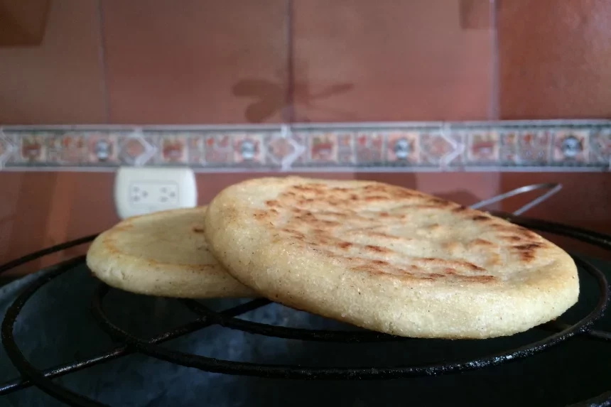 Receta de Arepas rellenas de scrambled eggs con emmental y guacamole de maíz.