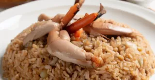 Recipe of Brown rice with rabbit and prawns.