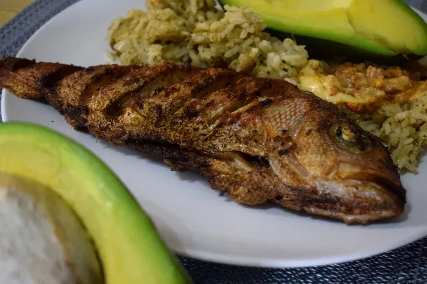 Receta de Besugo al horno con costra al pimentón y patatas panadera.