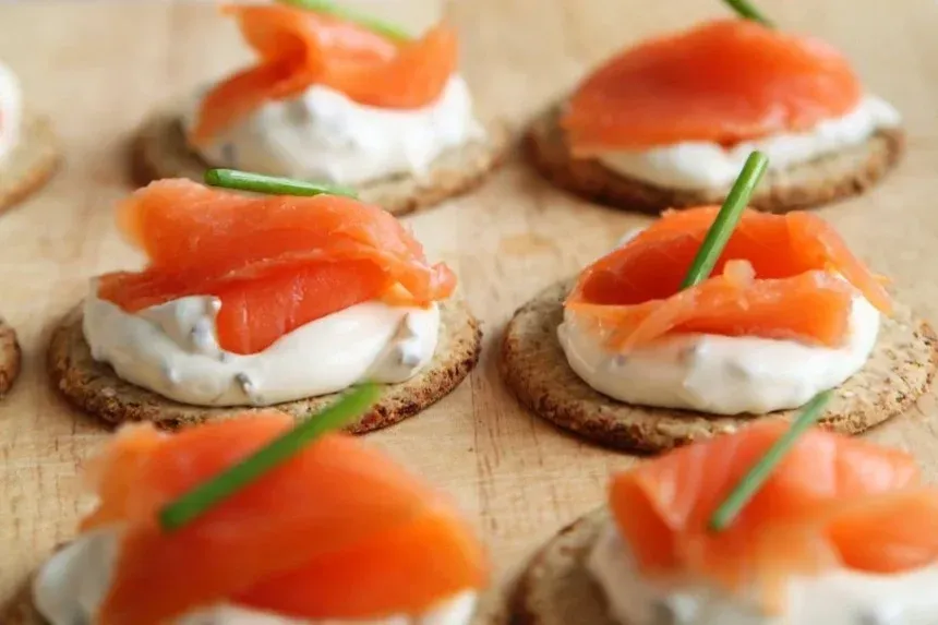 Recipe of Salmon, cream cheese and honey canapé