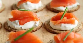 Recipe of Salmon, cream cheese and honey canapé