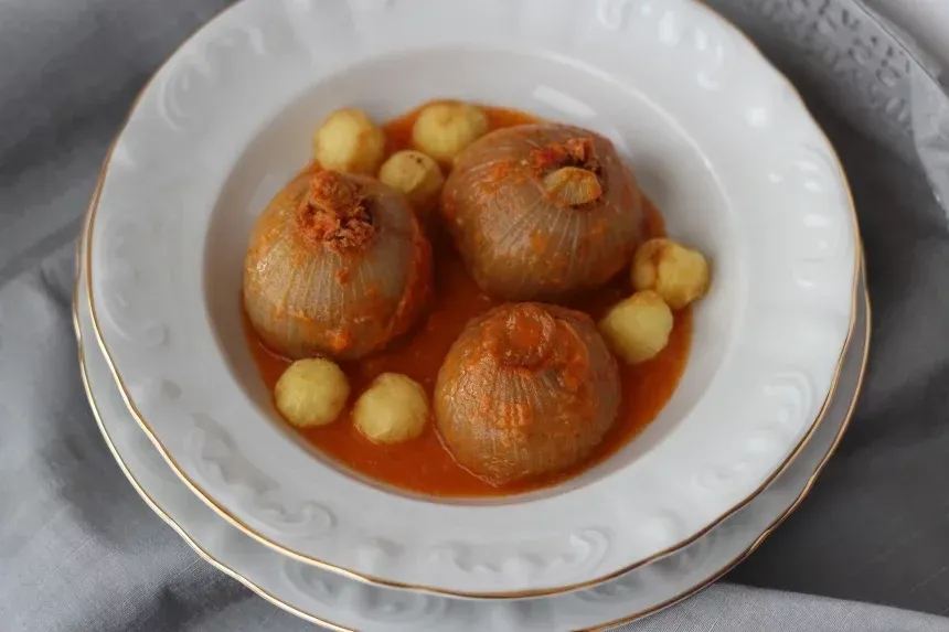 Recipe of Onions stuffed with textured pea protein