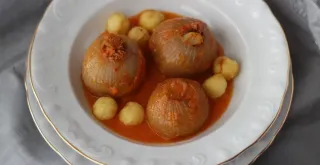 Recipe of Onions stuffed with textured pea protein