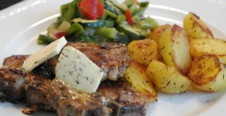 Receta de Costillas de ternera guisada con salsa de cerveza y papas fritas.