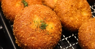 Receta de Croquetas redondas de arroz niçoise y queso.