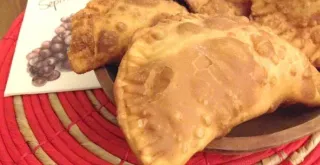 Receta de Empanadas fritas de queso, tomate y aceitunas