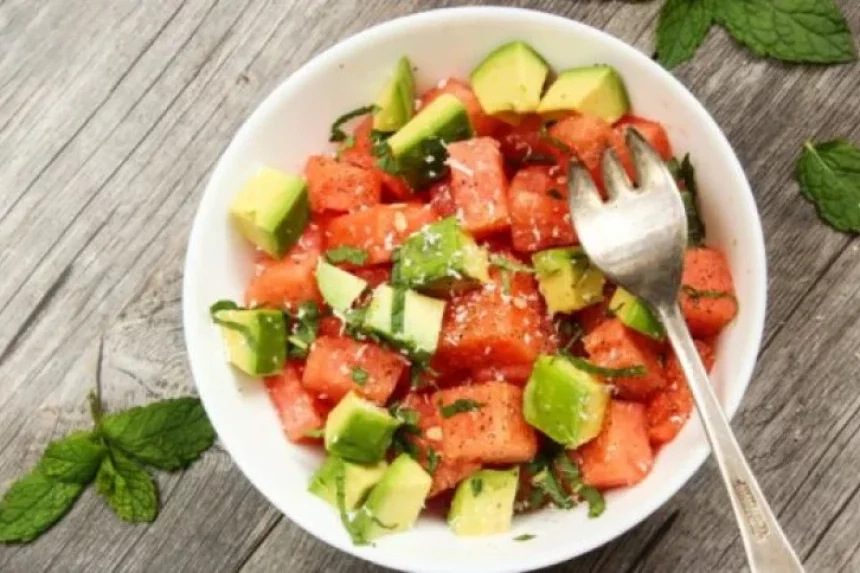 Receta de Ensalada de aguacate, sandía, anchoas y yogur