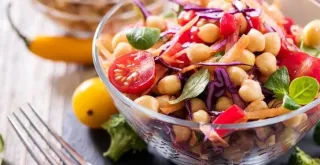 Receta de Ensalada de garbanzos con queso bree