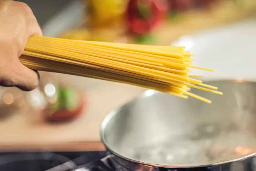 Receta de Fideos con crema, atún, acelga y cebollín