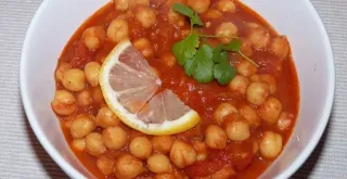 Recipe of Chickpeas with calamari (or potato) with tomato