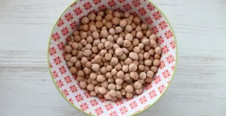 Receta de Garbanzos especiados con huevo frito